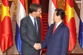 Prime Minister Nguyen Tan Dung  greets his Dutch counterpart Mark Rutte_2
